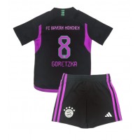 Otroški Nogometni dresi Bayern Munich Leon Goretzka #8 Gostujoči 2023-24 Kratek Rokav (+ Kratke hlače)